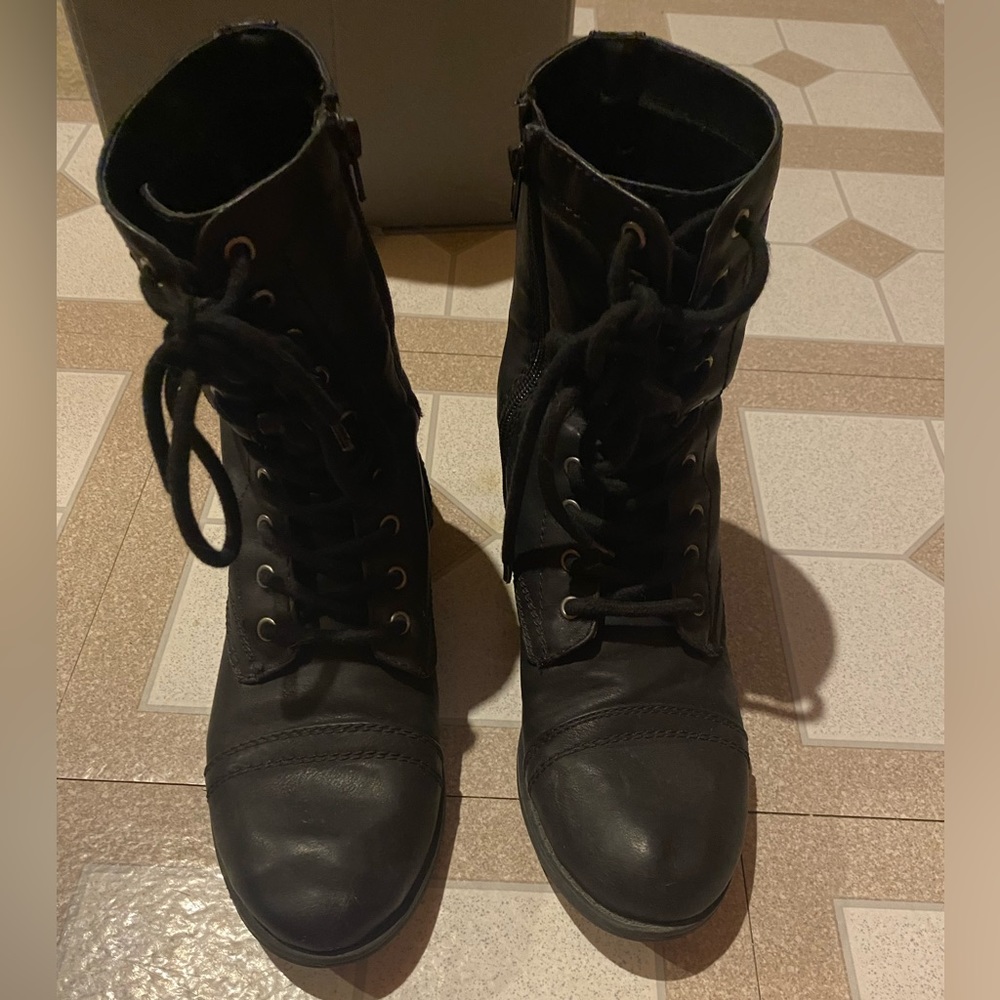 Black lace up combat boots - SIZE 10